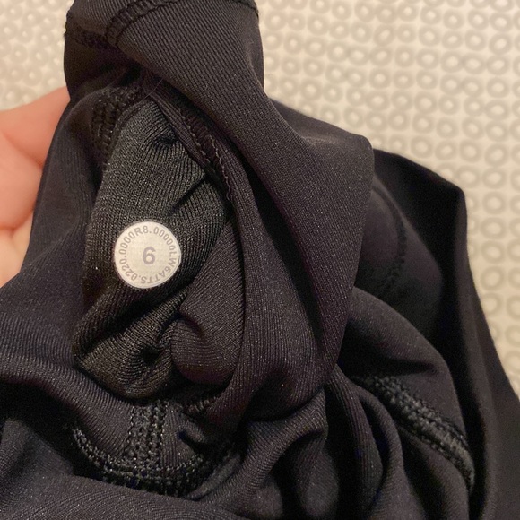 Lululemon black capris size 6 - Picture 4 of 4